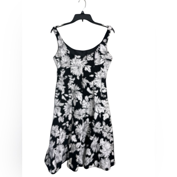 Jones Wear Black White Floral Fit & Flare Dress Sz 10 Sleeveless Summer Sundress - Picture 2 of 6